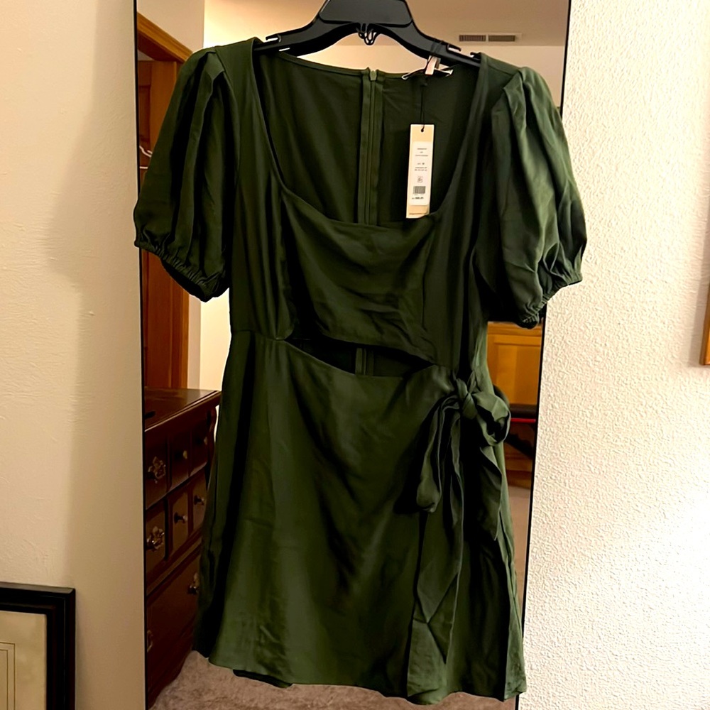 BCBG Generation NWT size M Tarragon color short dress